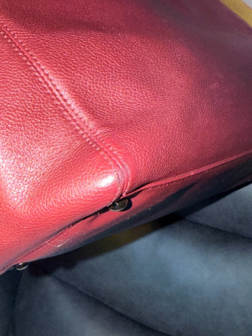 CHANEL Executive Cerf Leather Tote with CC Emblem - Picture 4 of 17